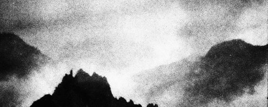 Jagged dark ridge silhouetted against grainy mist and mountain contours – double exposure, multiple exposure, n-fold exposure, superposition, 二重露光, 多重露光, n重露光, 重ね合わせ, 35mm black and white film, 108, Stefan Paulus